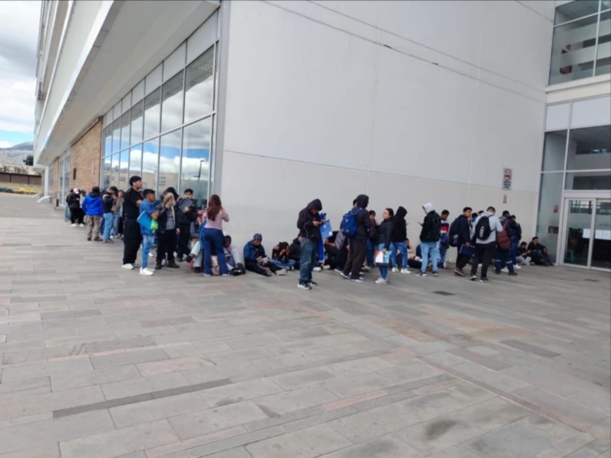 Caos en la ANT de Quito: usuarios denuncian largas filas y falta de turnos para licencias