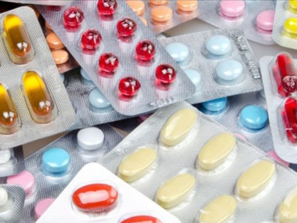 Clausuran 10 farmacias tras hallar fentanilo y un arma en Guayaquil