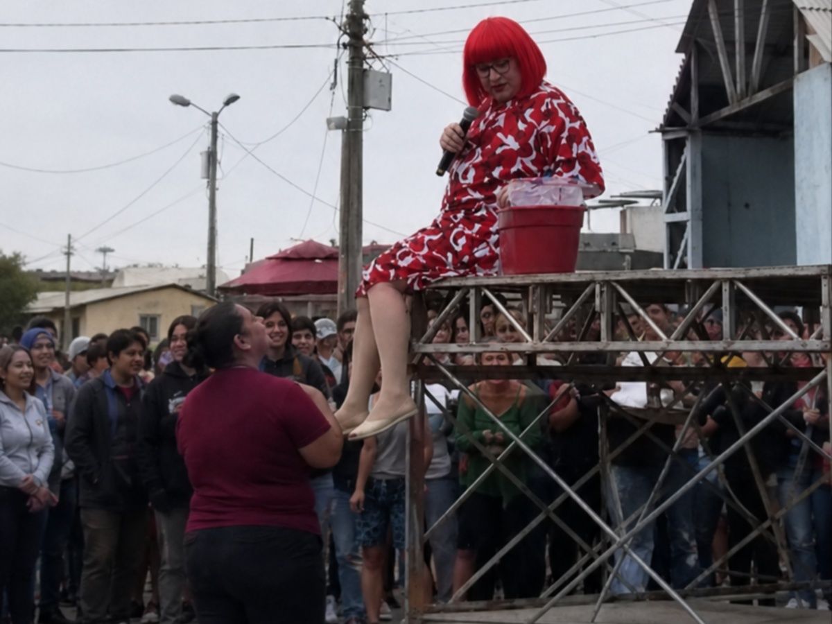 Tomás Delgado, La Vecina, compra todas las bebidas a una vendedora ambulante en La Troncal