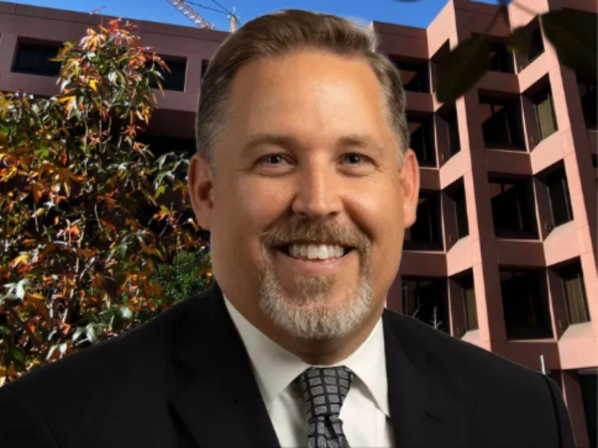 Investigan muerte de fiscal federal dentro de edificio en San Diego