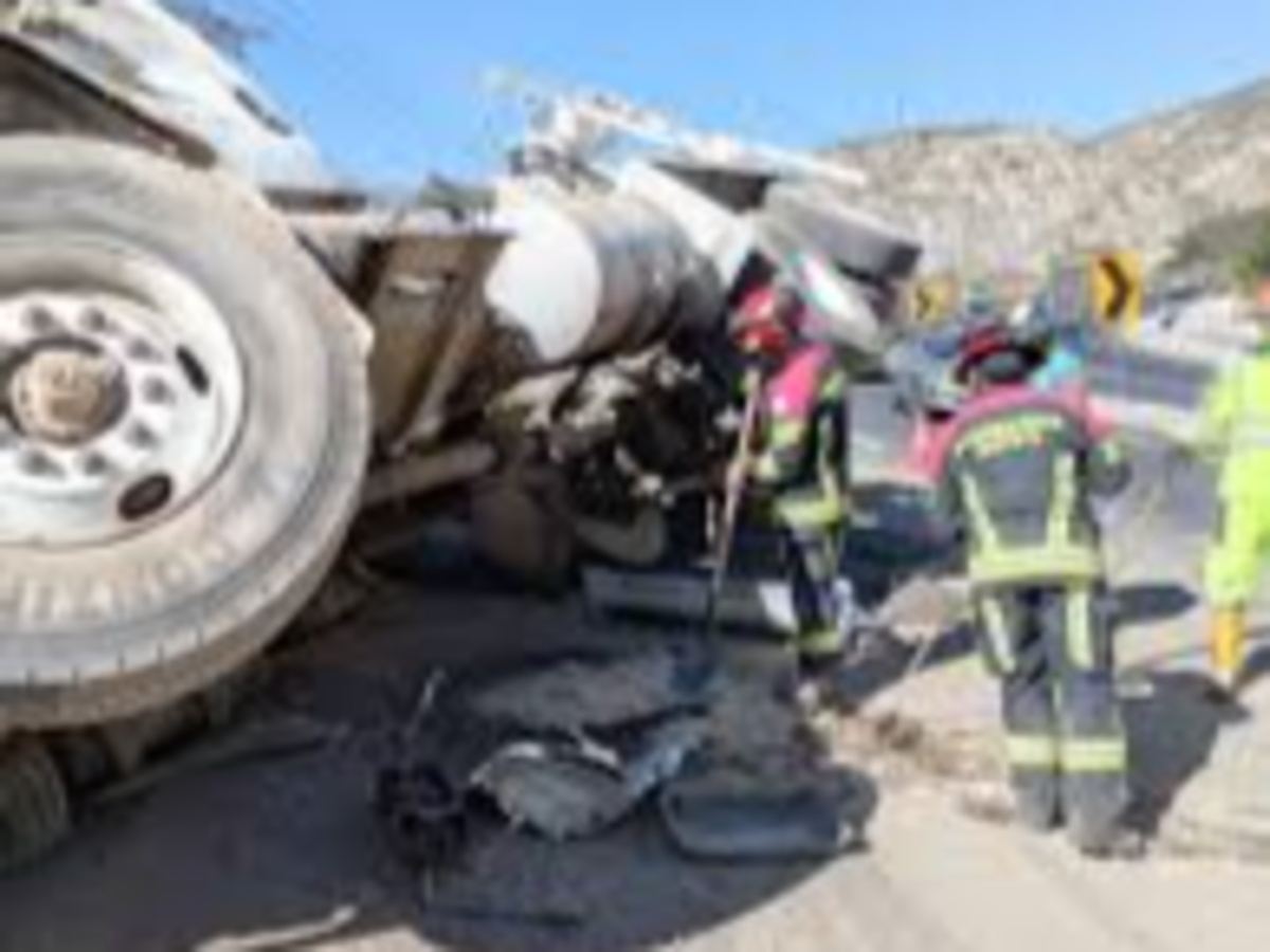 Dos heridos tras volcamiento de camión en vía Guayllabamba-Quito