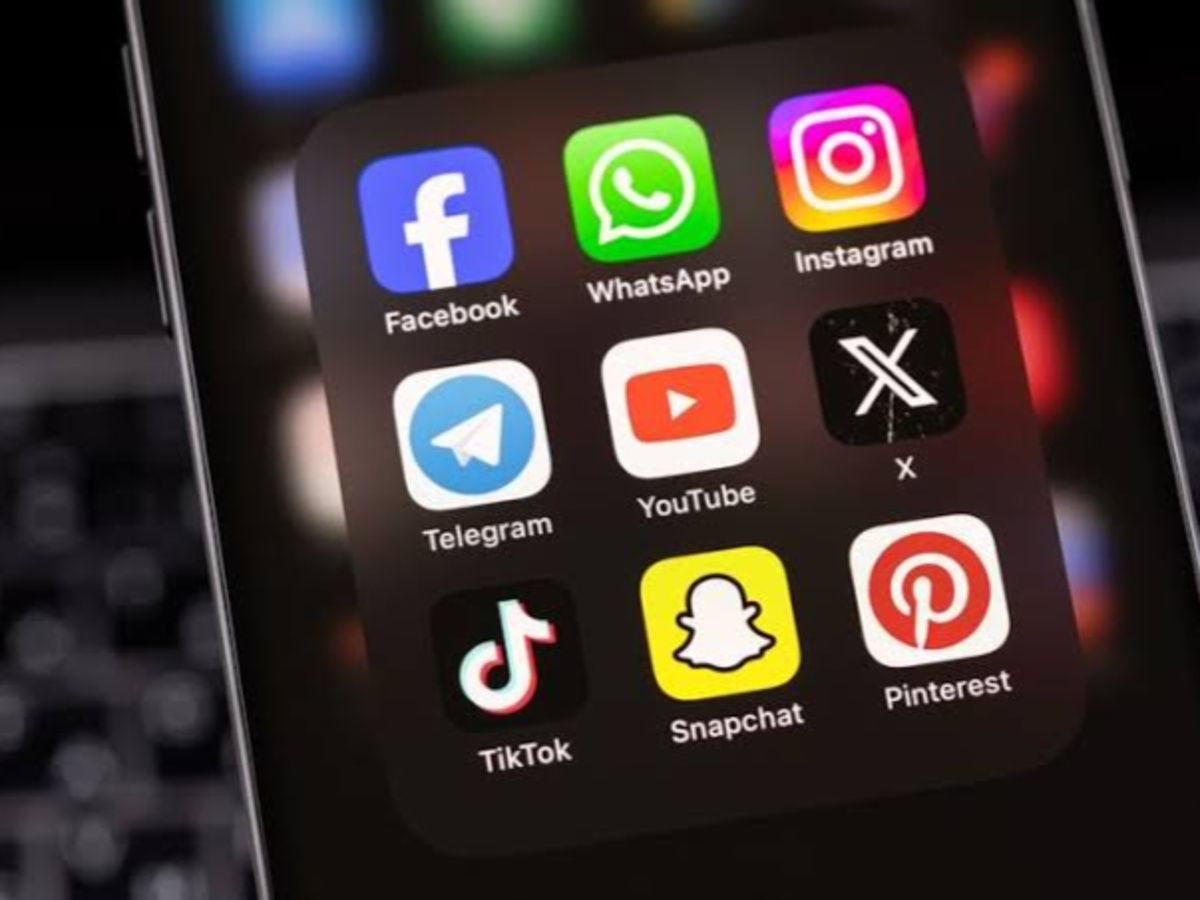 Nueva Zelanda propone prohibir redes sociales a menores de 16 años.