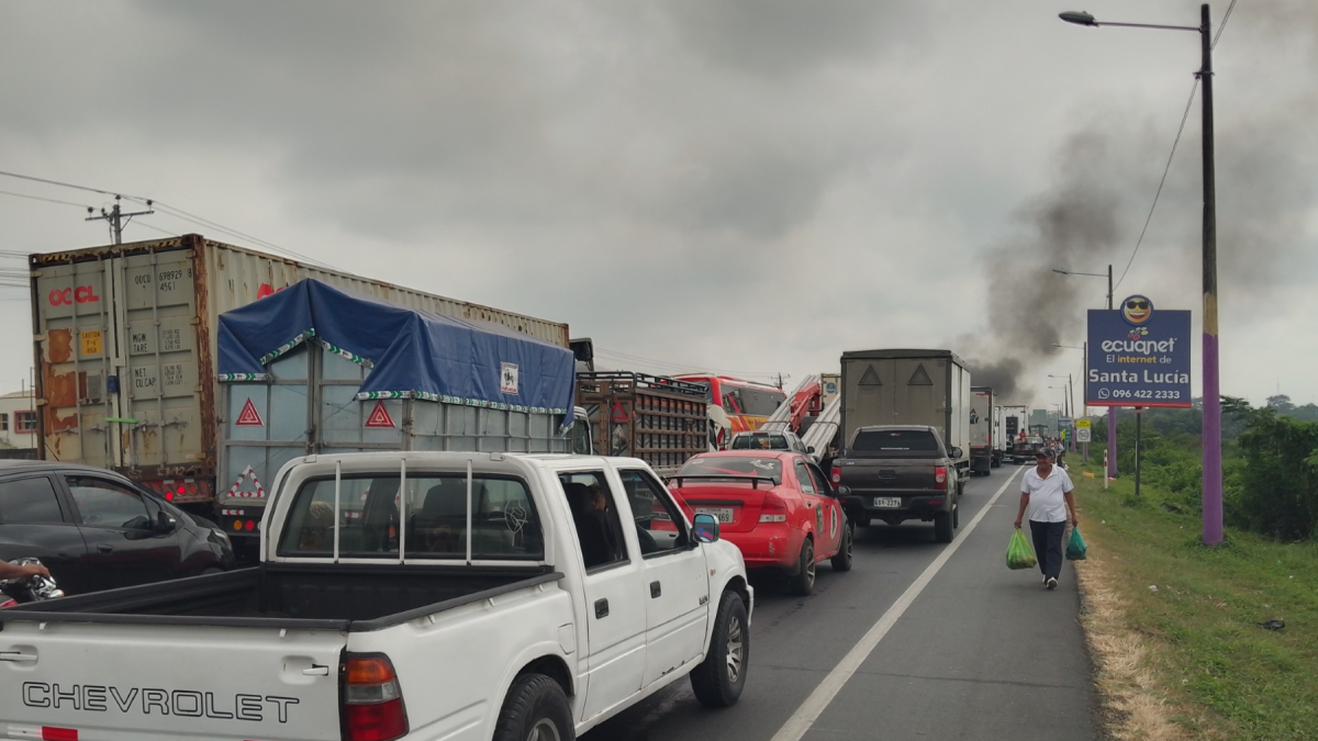 Accidente en Santa Lucía dejó cinco heridos y cerró la vía