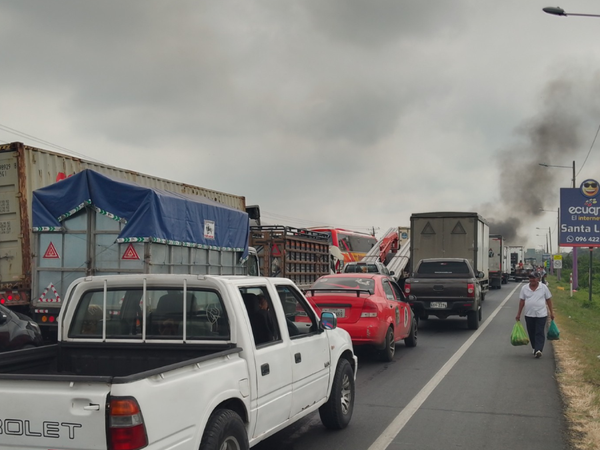 Accidente en Santa Lucía dejó cinco heridos y cerró la vía
