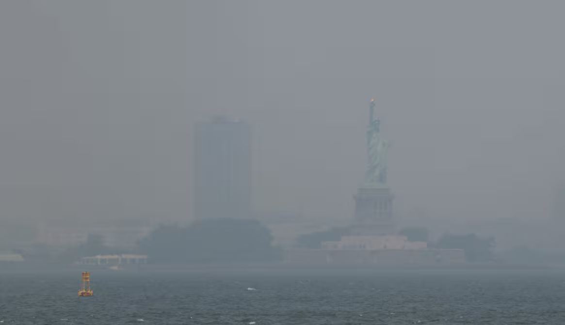 Alerta de salud por calidad del aire en Nueva York por humo