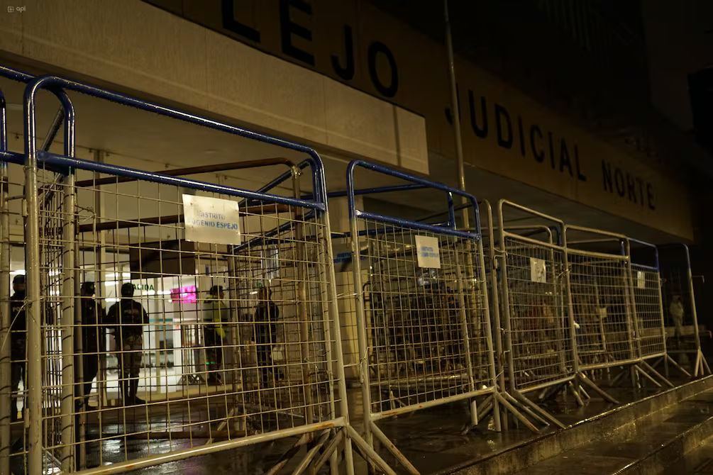 Amenaza de bomba cierra Complejo Judicial norte en Quito