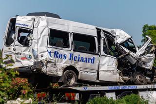 Bélgica investiga colisión tren-minibús escolar en Buggenhout