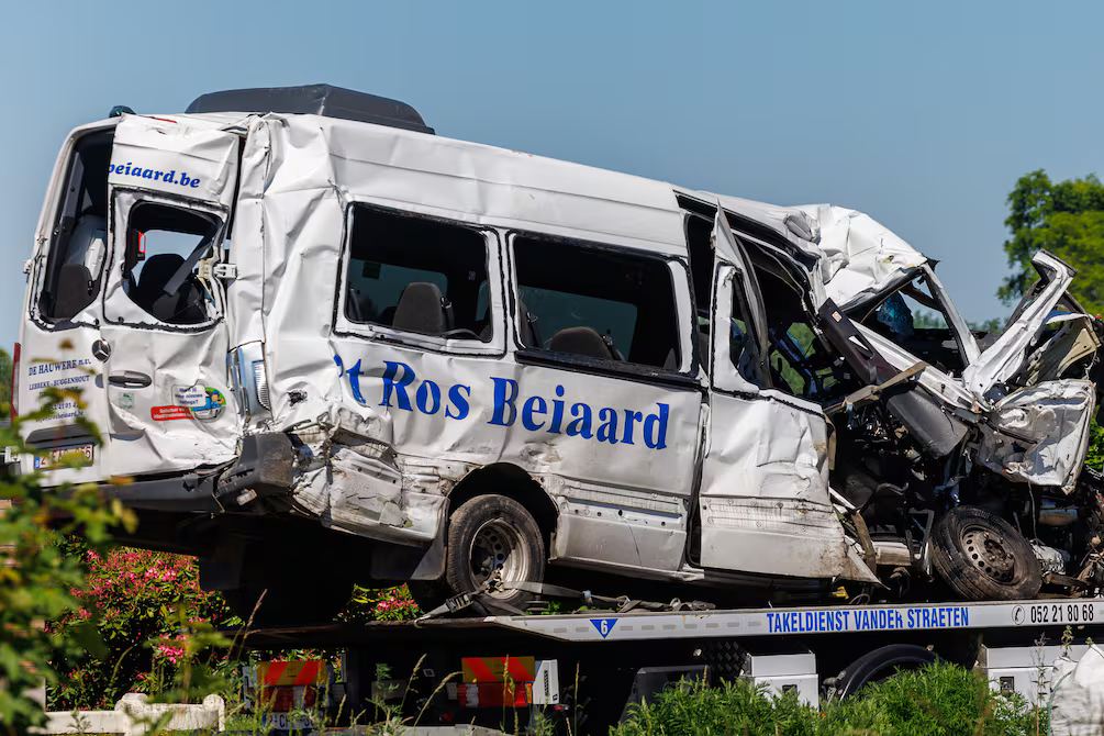 Bélgica investiga colisión tren-minibús escolar en Buggenhout