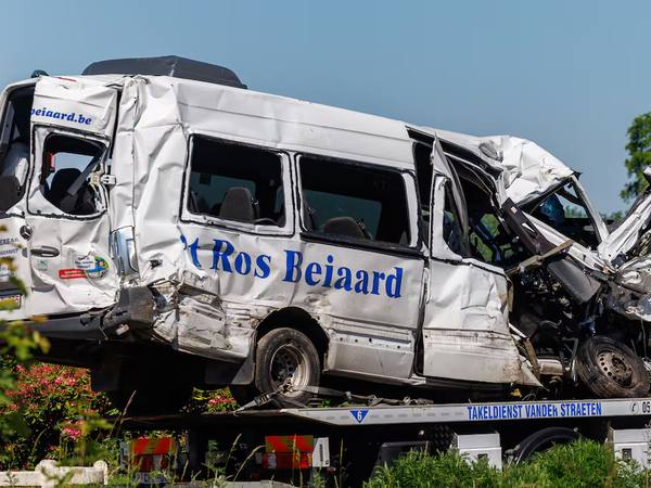 Bélgica investiga colisión tren-minibús escolar en Buggenhout