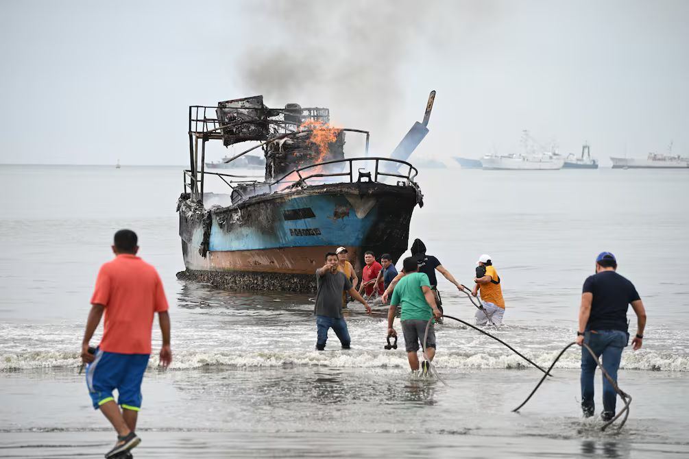 Bono de contingencia en Manta por incendio de embarcaciones