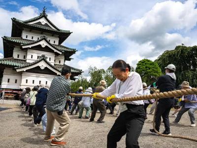 Castillo de Hirosaki: 1.800 personas mueven torre de 360 toneladas