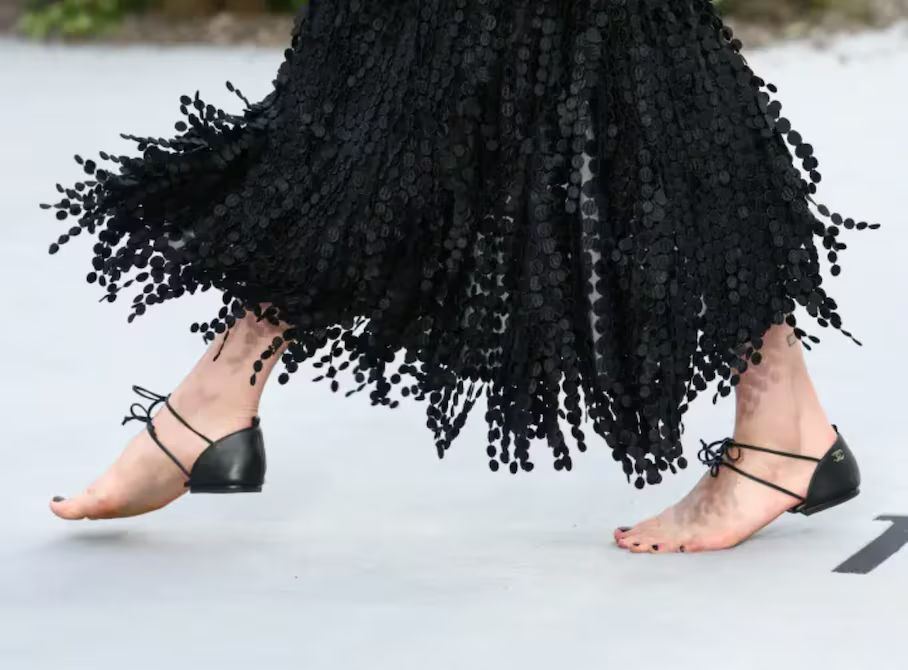 Chanel “barefoot cap heel” en Londres: Margaret Qualley casi descalza