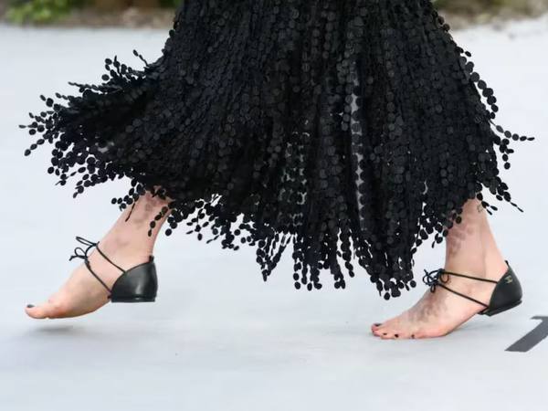 Chanel “barefoot cap heel” en Londres: Margaret Qualley casi descalza