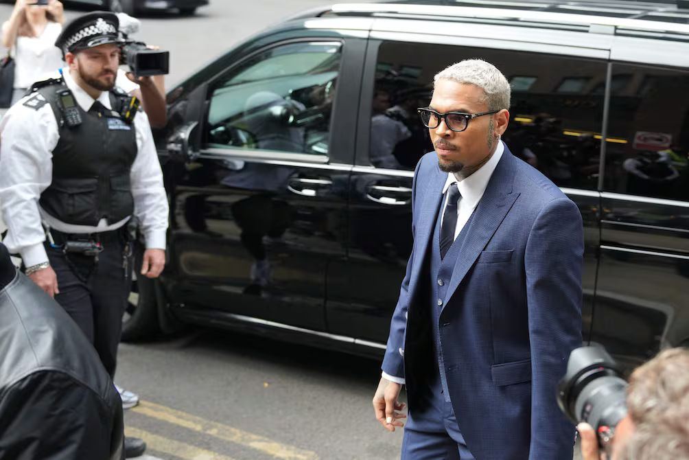 Chris Brown deberá pagar 12,9 millones por ataque de perro