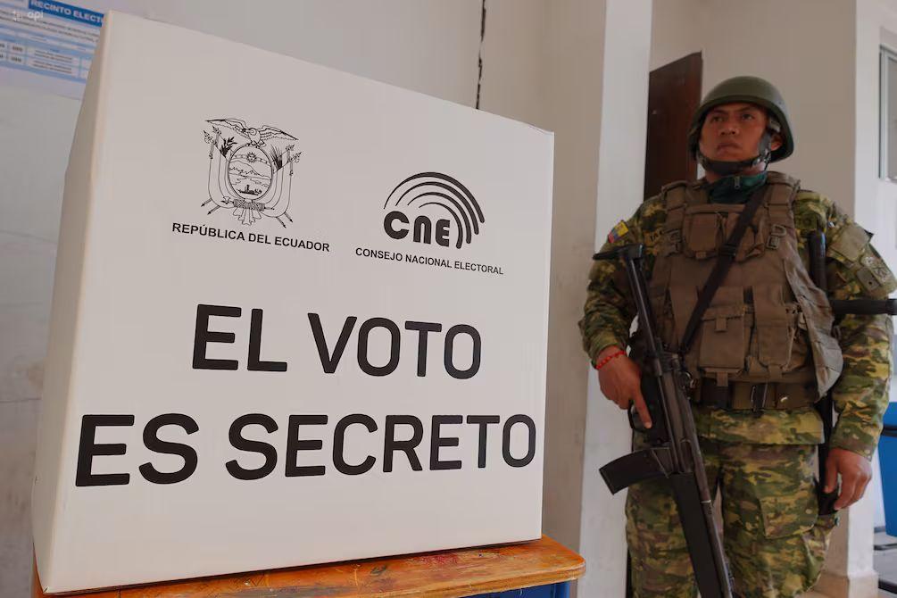 CNE fija reglas para que militares y policías voten en 2026