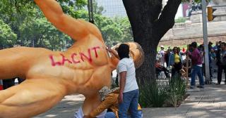 Derriban estatuas de jugadores mundialistas en el Paseo de la Reforma en Mexico