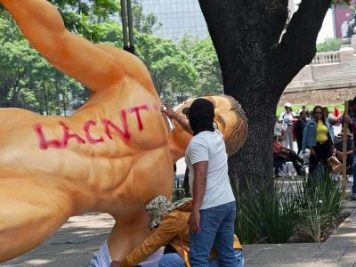 Derriban estatuas de jugadores mundialistas en el Paseo de la Reforma en Mexico