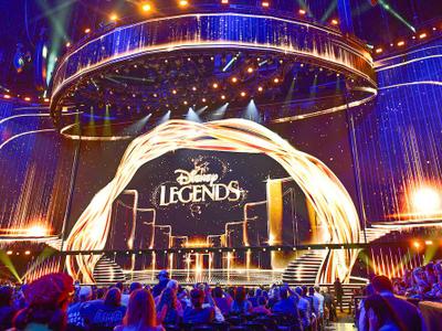 Disney nombra Leyendas a Anne Hathaway y Dwayne Johnson