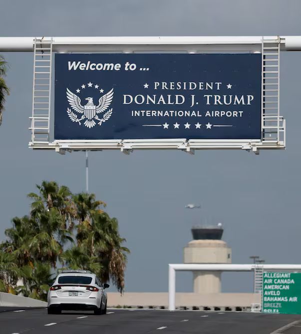 Donald Trump celebra que el Aeropuerto de Palm Beach lleve su nombre