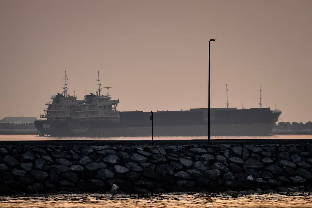 EE. UU. amenaza a Irán con aislamiento económico y medidas en Ormuz