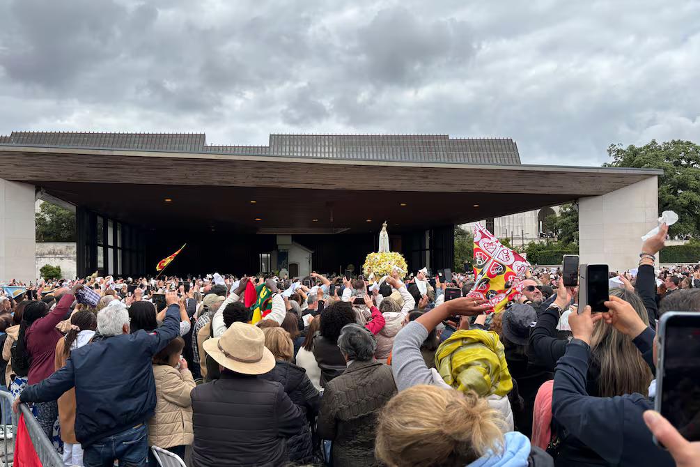 Fátima: miles rezan por la paz y recuerdan a Juan Pablo II