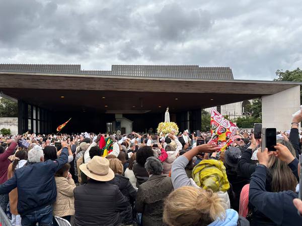 Fátima: miles rezan por la paz y recuerdan a Juan Pablo II