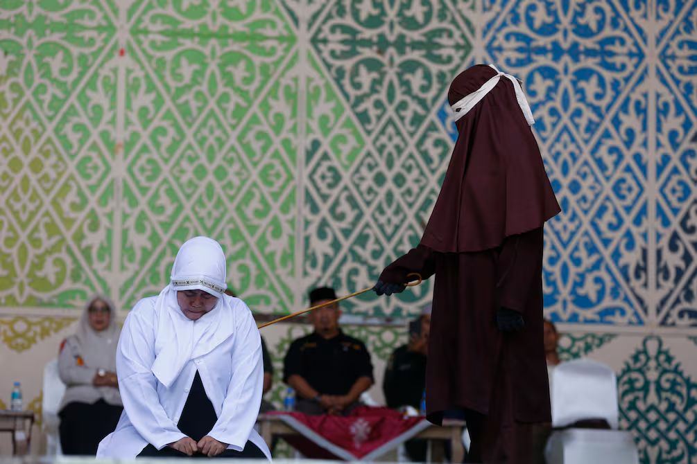 Flagelación en Aceh: pareja condenada por besarse en TikTok