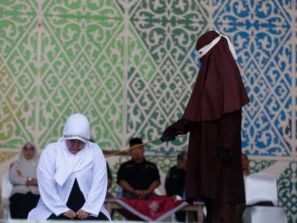 Flagelación en Aceh: pareja condenada por besarse en TikTok