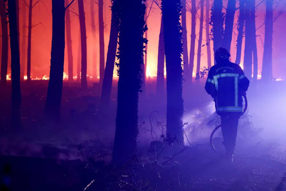 Francia anuncia 100 millones de euros en ayudas por megaincendios