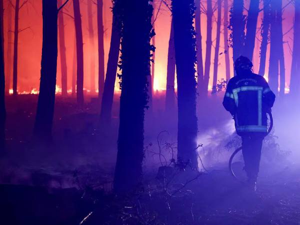 Francia anuncia 100 millones de euros en ayudas por megaincendios