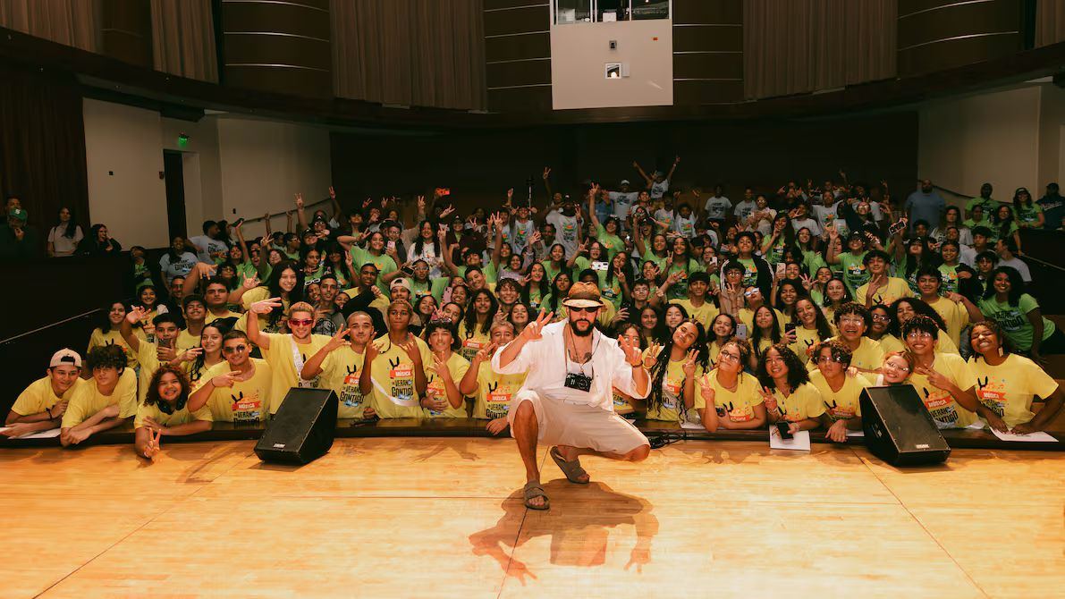 Fundación de Bad Bunny abre “Un Verano Contigo” para 270 jóvenes