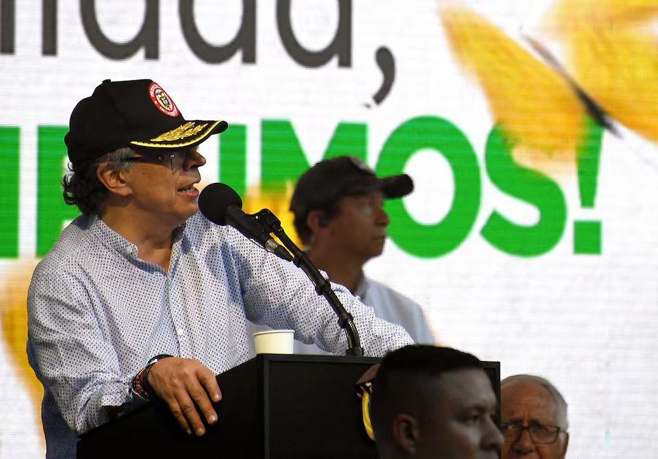 Gustavo Petro dice que EE. UU. presiona a Delcy para dolarizar