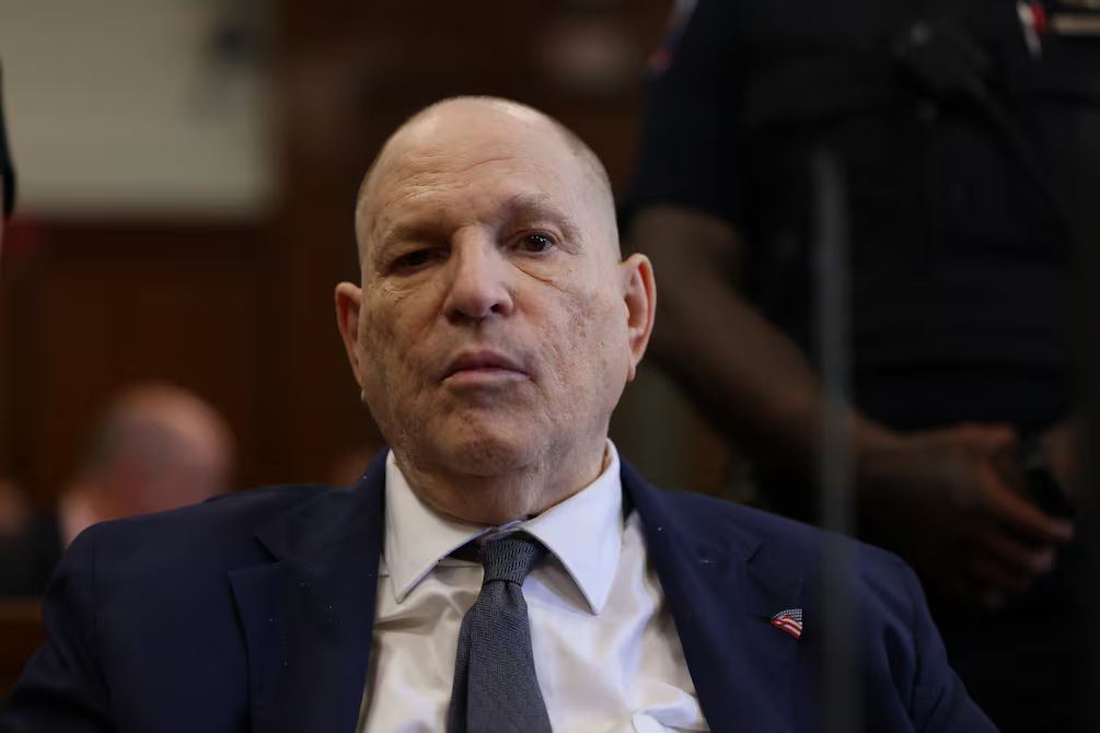 Harvey Weinstein recibe tratamiento por neumonía en Nueva York