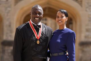 Idris Elba recibe el título de caballero de Carlos III en Windsor