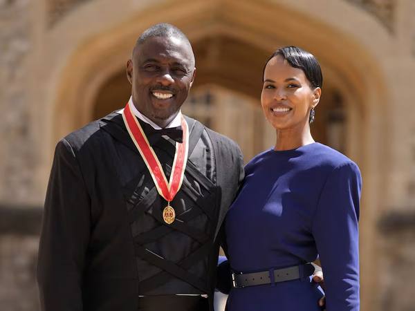 Idris Elba recibe el título de caballero de Carlos III en Windsor