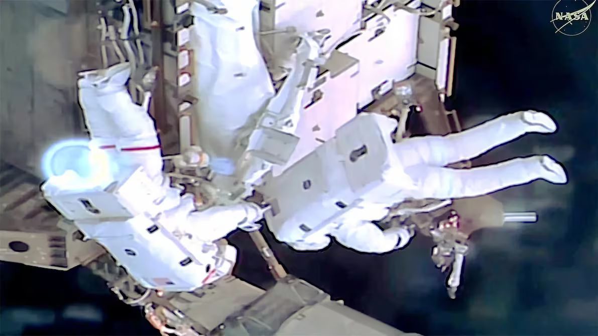 Jessica Meir y Anil Menon instalan soportes para iROSA en la ISS