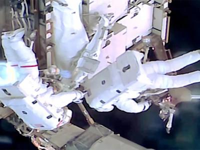 Jessica Meir y Anil Menon instalan soportes para iROSA en la ISS