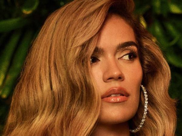 Karol G pide voto consciente en Colombia y evita apoyar candidatos