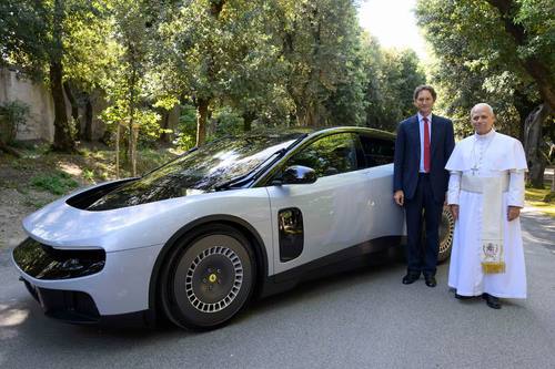 León XIV se sienta al volante del Ferrari Luce eléctrico