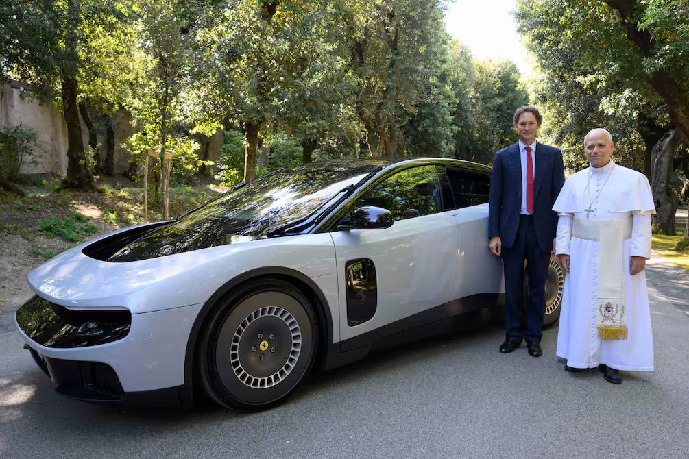 León XIV se sienta al volante del Ferrari Luce eléctrico