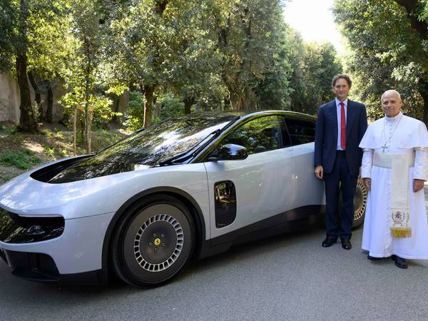 León XIV se sienta al volante del Ferrari Luce eléctrico