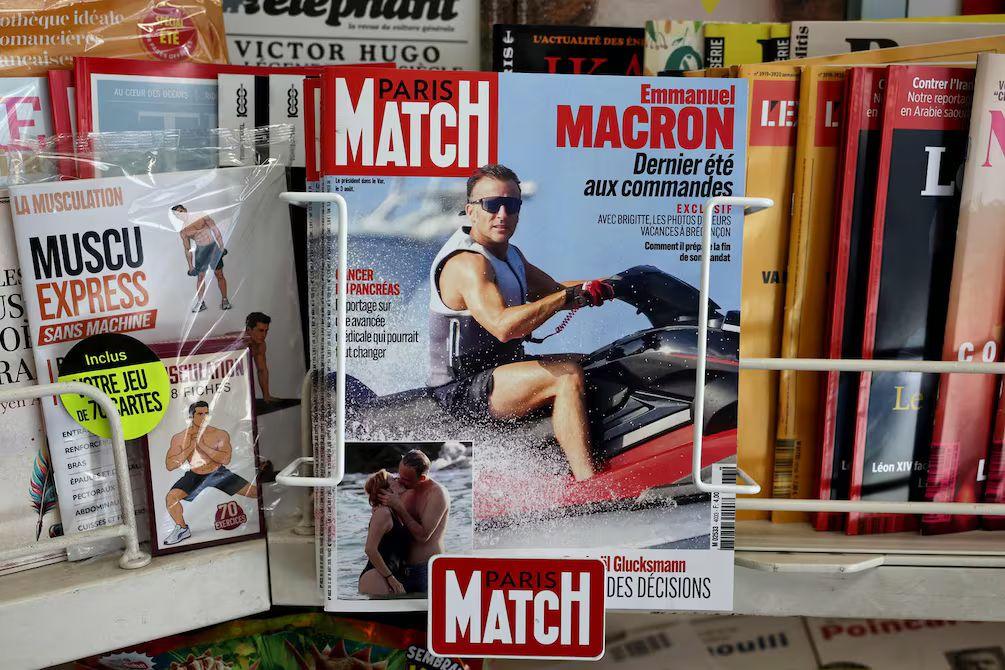 Macron enfrenta críticas por fotos en moto acuática en Francia