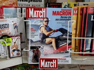 Macron enfrenta críticas por fotos en moto acuática en Francia