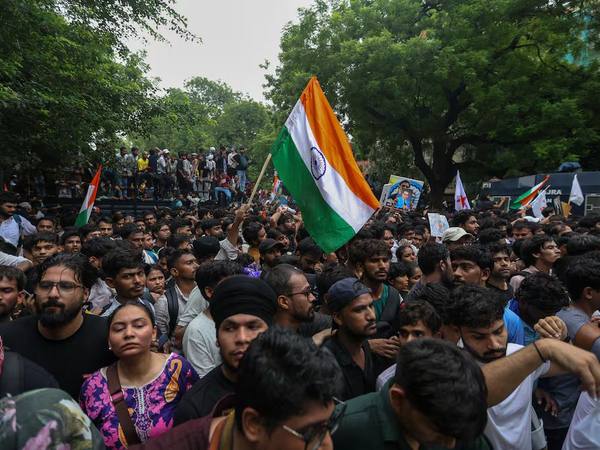 Movimiento “Cucarachas” en India presiona a Dharmendra Pradhan