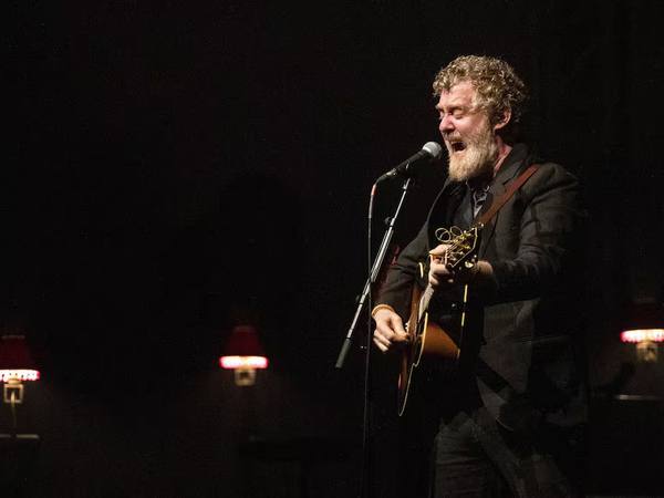 Muere Glen Hansard: accidente de motocicleta en Dublín a los 56