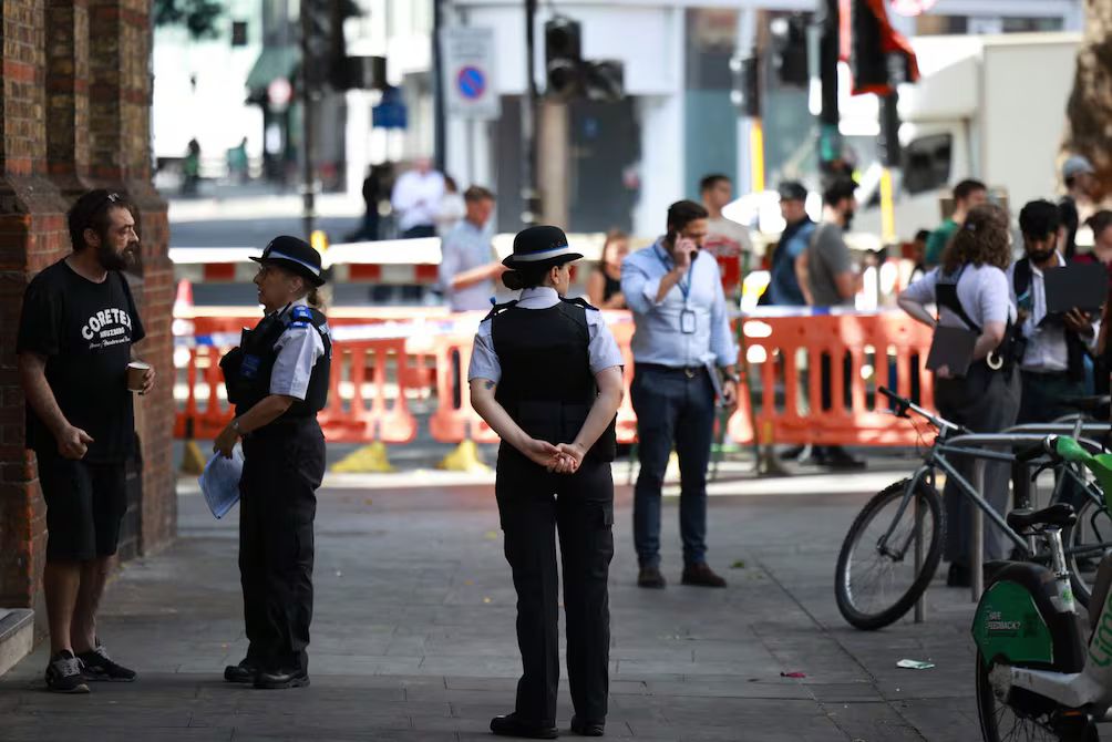 Mujer apuñala a cuatro hombres en Covent Garden; Met descarta