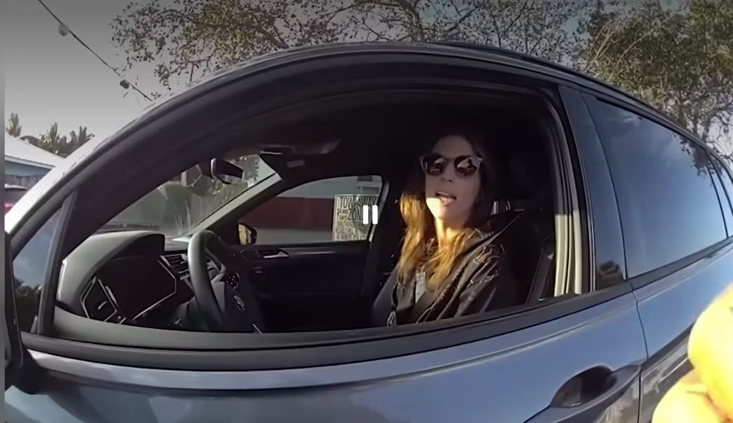 Multa de tráfico en Florida desestimada tras video viral por teléfono