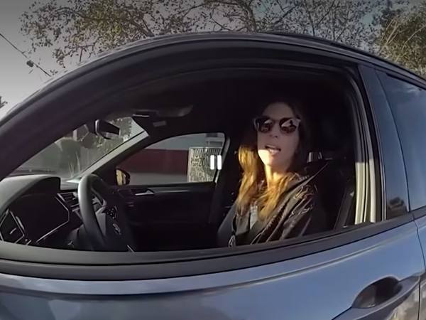 Multa de tráfico en Florida desestimada tras video viral por teléfono