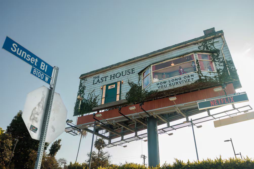 Netflix instala actor en valla de ‘The Last House’ en Sunset