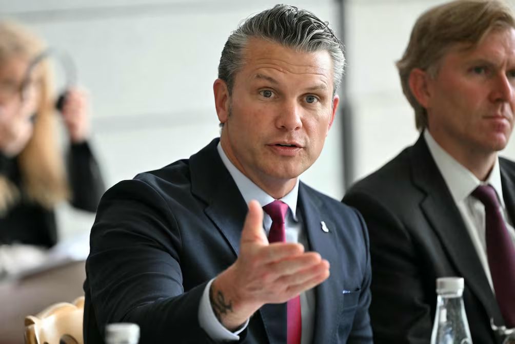 Pete Hegseth insta a Europa a frenar la “invasión” migrante